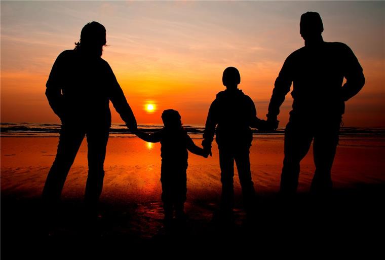 Umfrage: Das sind die Vorsätze der Deutschen für 2020 Eine Familie schaut sich einen Sonnenuntergang an.