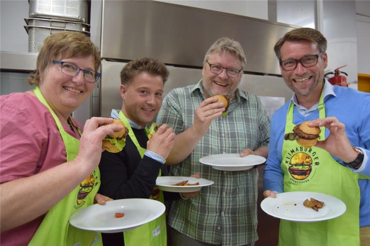Bad Bederkesa: Im Schullandheim gibt's "KlimaBurger" Der „KlimaBurger“ schmeckt ihnen (von links): Sabine Asbrock, Waldemar Maibach, Lutz Asbrock und Gerrit Michaelis probieren gern.