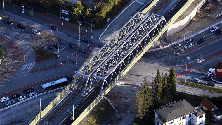Der mächtige Hafentunnel aus der Vogelperspektive Der Knotenpunkt Cherbourger Straße/Langener Landstraße wird künftig durch den Hafentunnel entlastet. Man sieht hier die Eisenbahnbrücke, die komplett erneuert wurde.