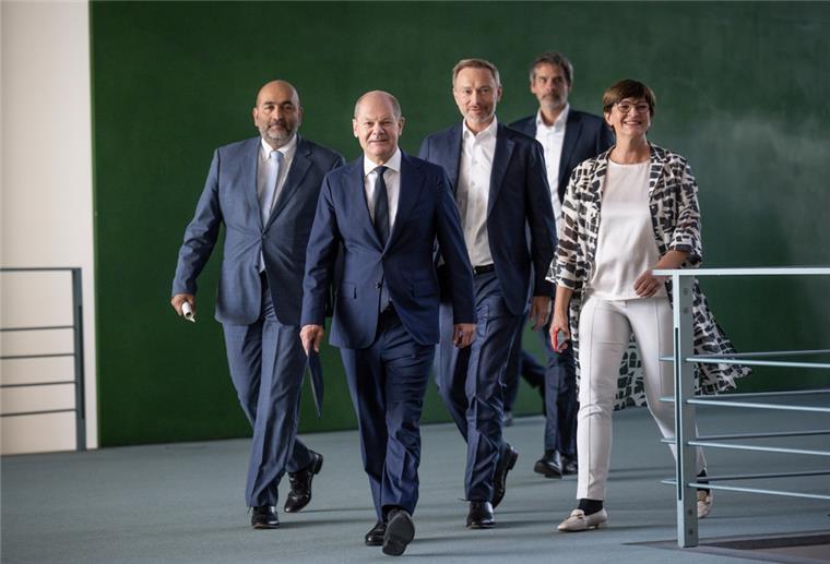 Koalition mit drittem Entlastungspaket - Mehr als 65 Milliarden Euro Bundeskanzler Olaf Scholz (SPD, 2.v.l.), kommt neben Omid Nouripour (l), Bundesvorsitzender von Bündnis 90/Die Grünen, Saskia Esken (r), Bundesvorsitzende der SPD, sowie Christian Lindner (M), FDP-Bundesvorsitzender und Bundesminister der Finanzen, gefolgt von Regierungssprecher Steffen Hebestreit (SPD) zur Pressekonferenz nach den Beratungen von SPD, Grünen und FDP im Koalitionsausschuss.