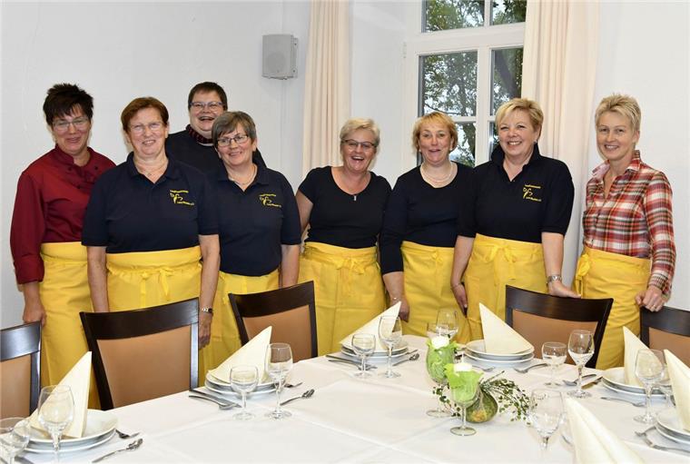 Wurster Landfrauen planen neues Kochbuch Der kochende Vorstand der Wurster Landfruaen mit "Chefköchin" Agnes Dahl, Marianne Wetter, Birgit Deppe, Traute Brömmer, Ulrike Heidinger, Britta Plötzky, Britta Hellberg und Ute Sibberns.