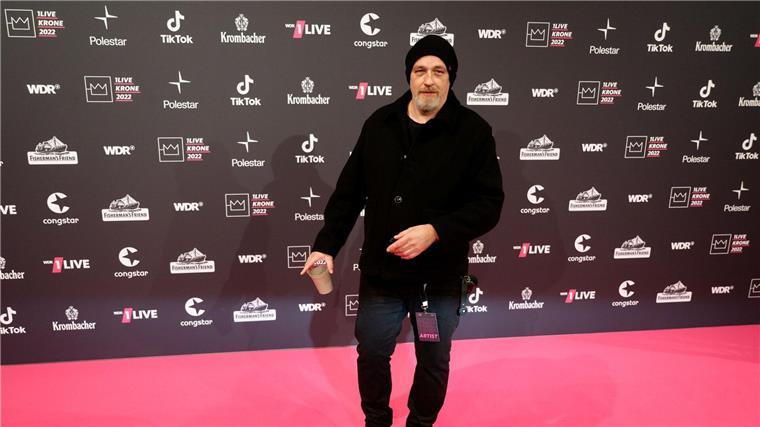 Torsten Sträter: Bundeswehr gab mir Struktur Der Komiker Torsten Sträter kommt über den Roten Teppich zur Verleihung der 1Live Krone.