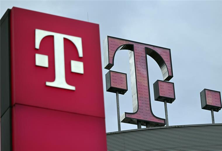 Das Logo der Telekom steht auf dem Dach der Unternehmenszentrale. Der Kommunikationsriese warnt derzeit Millionen Kunden vor einer Betrugsmasche.