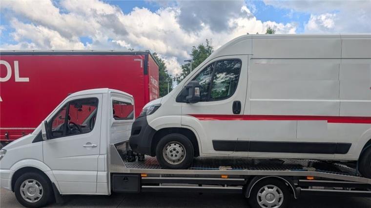 Tonnenweise Ärger: Dieser Abschleppwagen hatte zu viel im Gepäck Der kontrollierte Kleintransporter war um mehr als 40 Prozent überladen. So war eine Weiterfahrt nicht möglich.