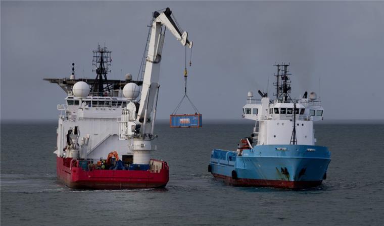 "MSC Zoe"-Havarie: Bergung der Container beginnt am Donnerstag Der Kran des Offshore-Versorgungsschiffs hebt einen Container auf ein anderes Schiff. Von dort wird er zu einem nahe gelegenen Hafen transportiert. Ab Donnerstag soll auch auf deutscher Seite mit der Bergung begonnen werden.