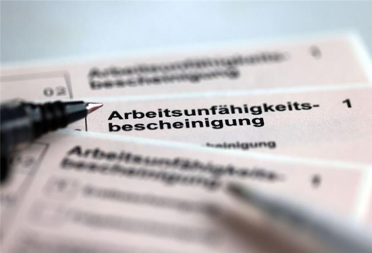 AOK: Krankenstand 2024 im Norden über Bundesdurchschnitt Stifte liegen auf den Arbeitsunfähigkeitsbescheinigungen für Arbeitnehmer im Falle einer Krankschreibung durch den Arzt. (zu dpa: «AOK: Krankschreibungen im laufenden Jahr auf Höchststand»)