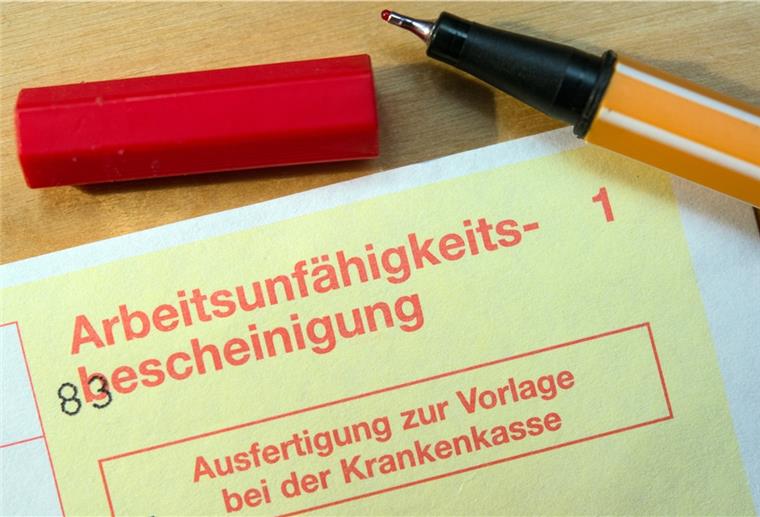 Arbeitnehmer im Land Bremen sind seltener krank Eine Arbeitsunfähigkeitsbescheinigung - Ausfertigung zur Vorlage bei der Krankenkasse - liegt auf einem Tisch.
