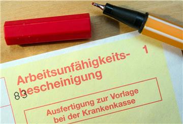  Eine Arbeitsunfähigkeitsbescheinigung - Ausfertigung zur Vorlage bei der Krankenkasse - liegt auf einem Tisch. 