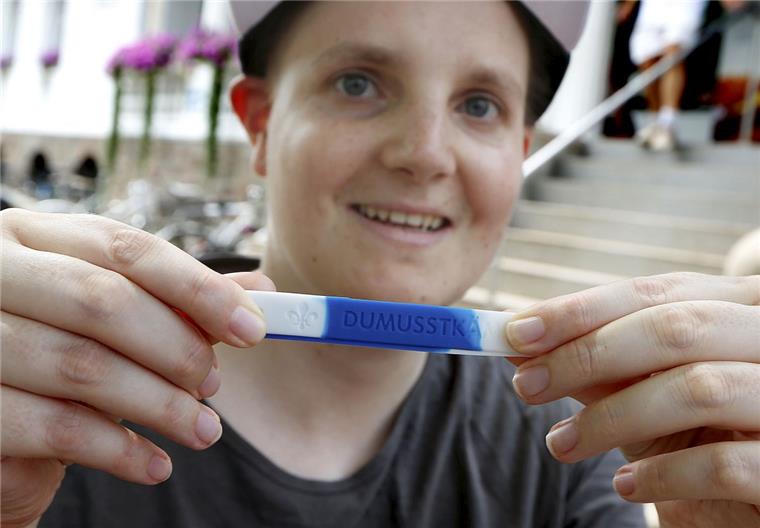 Krebskranker "Johnny" ist tot - Darmstadt 98 trauert um tapfersten Fan Der krebskranke Jonathan "Johnny" Heimes ist in der Nacht zu Mittwoch versorben. Er war einer der größten Fans des SV Darmstadt 98.