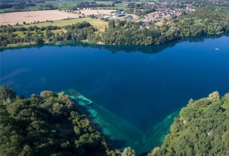 Tauchunfall im Kreidesee Hemmoor: 60-Jährige nach Notaufstieg schwer verletzt See aus der Luft fotografiert.