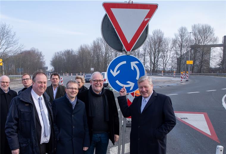 Cuxhaven: Kreisel wird umgebaut Der Kreisel am Ende der Autobahn 27 in Cuxhaven wird für Großraumtransporte angepasst.