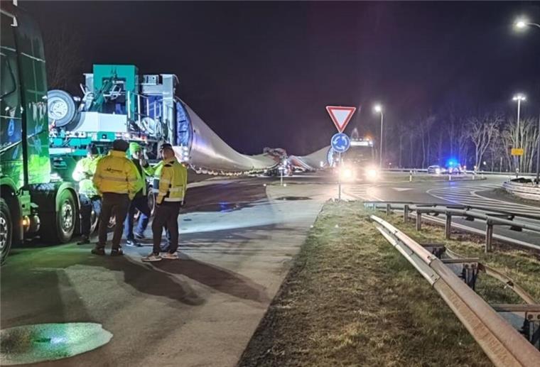 Schwertransport bleibt mit Defekt im Cuxhavener Kreisel liegen Schwertransport mit technischem Defekt im Kreisel Cuxhaven