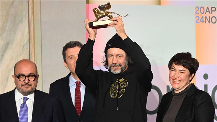 Biennale in Venedig ehrt indigene Künstler Der Künstler Archie Moore (m.) wurde mit dem Goldenen Löwen geehrt.