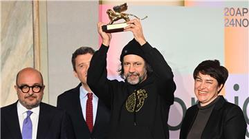 Der Künstler Archie Moore (m.) wurde mit dem Goldenen Löwen geehrt.