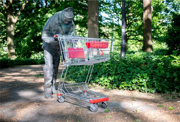Bremer Bronzefigur: Künstler meldet sich - und bleibt doch anonym Der Künstler dieser Figur hat sich per Mail gemeldet, ohne jedoch seinen Namen oder die Idee hinter der Figur offen zu legen. In der Mail an den Umweltbetrieb wurden nur Details zur Sicherheit der Figur genannt.