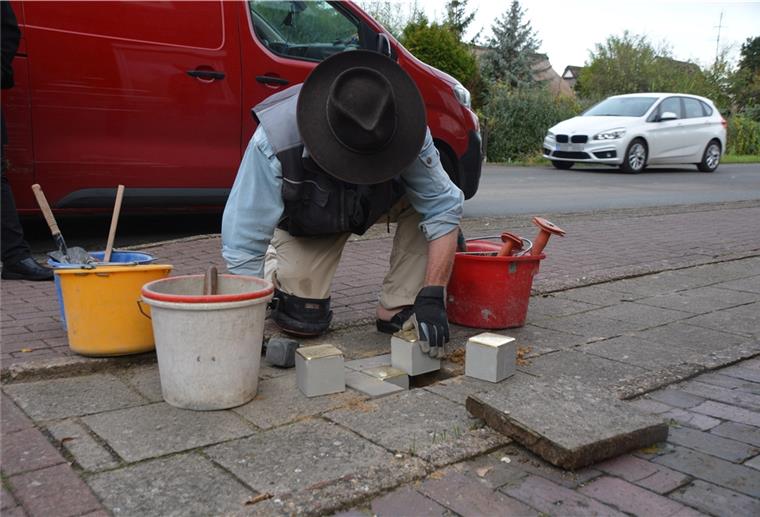Stolpersteine in Dedesdorf-Eidewarden sollen Erinnerung wachhalten Der Künstler Gunter Demnig hat das Projekt "Stolpersteine" ins Leben gerufen und verlegte auch die vier Steine in Dedesdorf-Eidewarden.