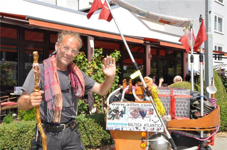 Dieser Künstler läuft 15.000 Kilometer und macht Halt in Nordenham Der Künstler Jean-Francois Aillet ist mit einem Handwagen unterwegs.