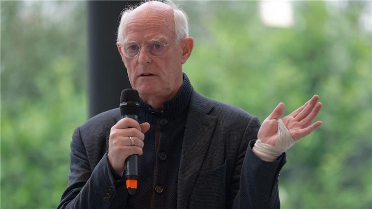 Der Künstler Tony Cragg spricht.