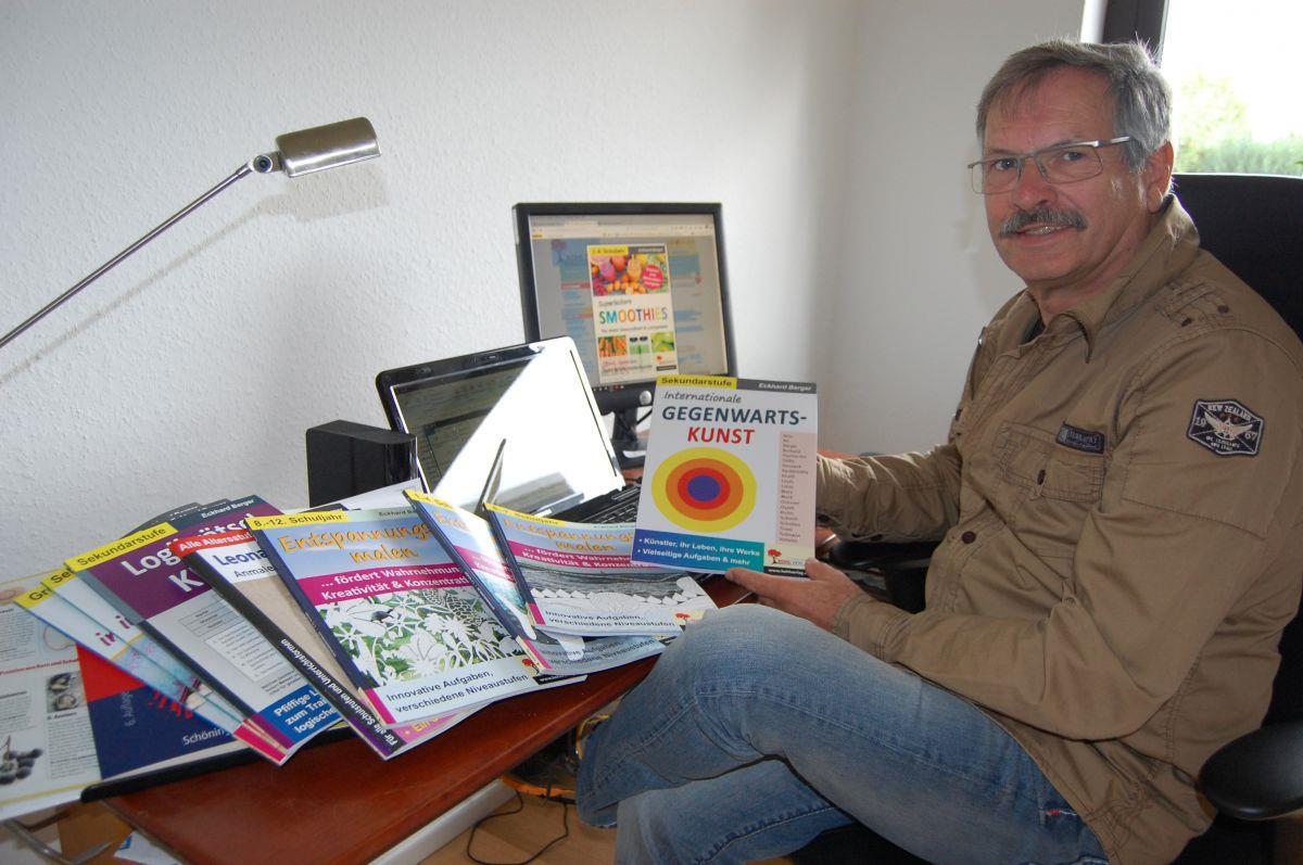 Künstler aus Brake bringt Schülern internationale Künstler der Gegenwart näher Der Künstler und ehemalige Lehrer Eckhard Berger aus Brake hat ein Lehr- und Lernbuch zur Gegenwartskunst verfasst.