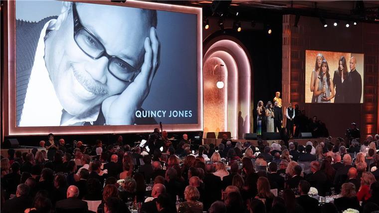 Stars bei Ehren-Oscar-Gala: verstorbener Quincy Jones geehrt Der kürzlich verstorbene Musikproduzent Quincy Jones ist Preisträger eines Ehren-Oscars.