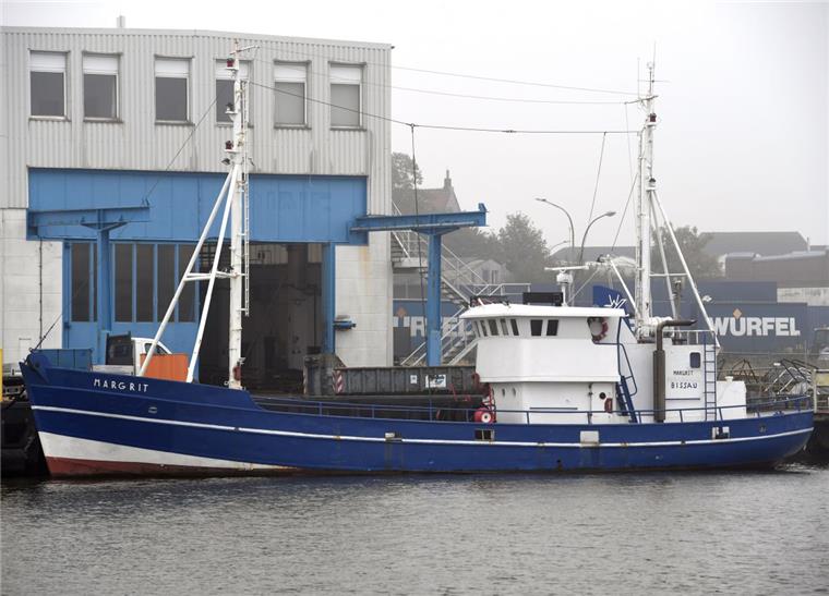 Bremerhavener Kutter „Margrit“ liegt an der Kette Ende eine Reise: Der Kutter "Margrit" liegt im Fischereihafen an der Kette, weil der Eigentümer nicht alle Umbau-Rechnungen bezahlt haben soll.