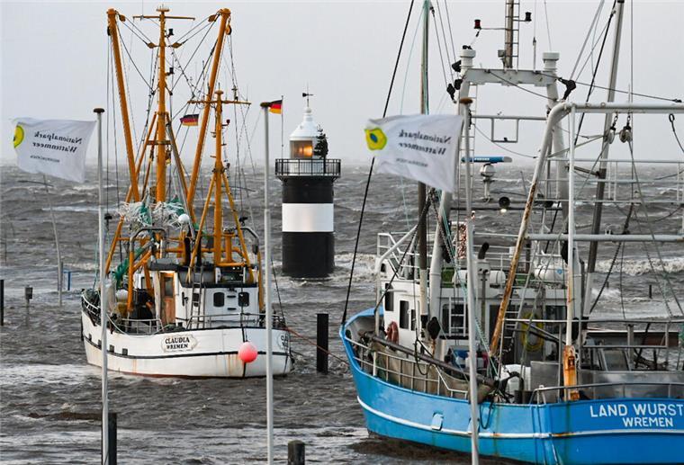 Schwere Sturmflut trifft auf Bremerhaven - So sieht es in Stadt und Land aus Der Kutterhafen in Wremen steht unter Wasser. Wo sonst Spaziergänger am Kleinen Preußen den Blick aufs Wasser genießen, tobt Sturmtief „Zoltan“.