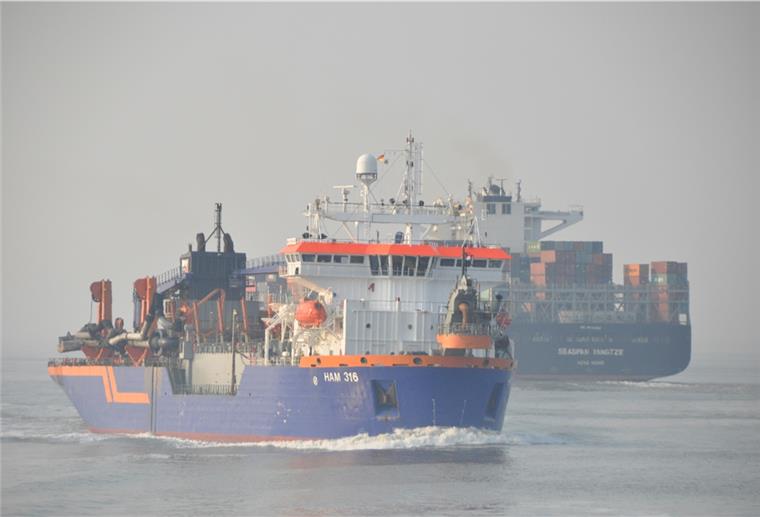 Schlick-Problem im Hafen: Cuxhavener Vorschlag in Hamburg kopiert? Der Laderaumbagger „Ham 316“ transportiert Sand und Schlick ins offene Meer.