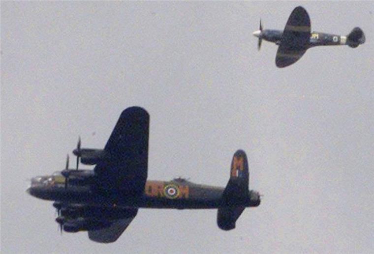 Bomber und Jäger gehen am Himmel über Zeven in Flammen auf Ein Lancaster-Bomber wird von einem Jagdflugzeug begleitet.