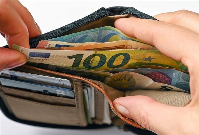 Ein Portemonnaie mit Geldscheinen drin.