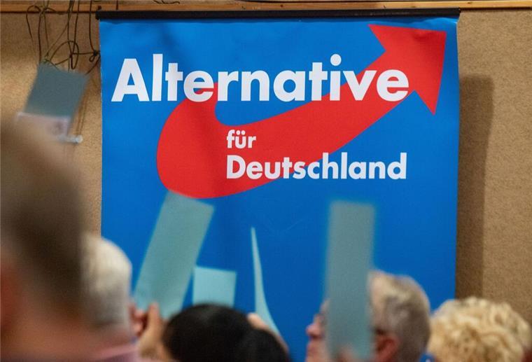 Beschlüsse zu AfD-Wahlteilnahme auf dem Prüfstand ein Plakat mit dem Schriftzug «Alternative für Deutschland»