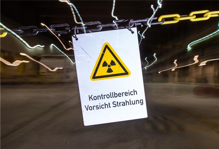 Atommüll: Landkreis plant Arbeitsgruppe Im atomaren Zwischenlager hängt an einer Absperrung ein Schild mit der Aufschrift "Kontrollbereich Vorsicht Strahlung".