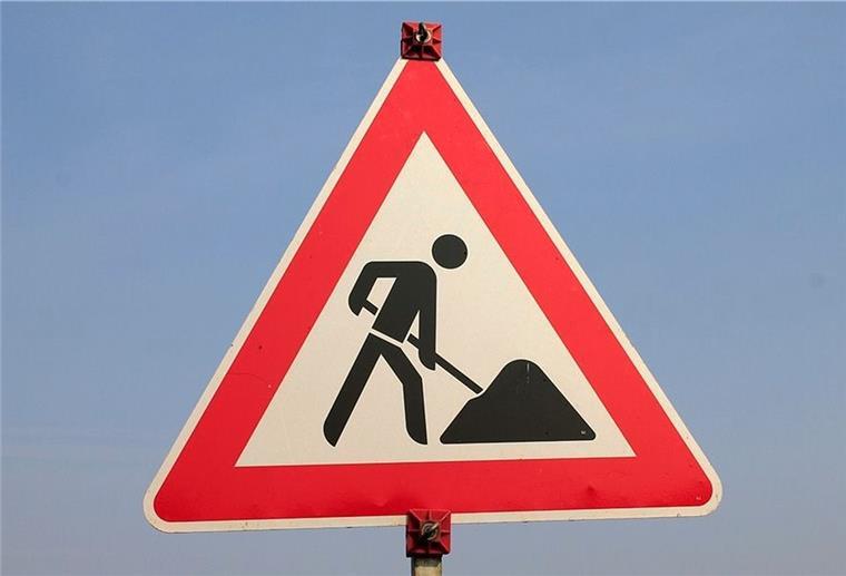 Der Landkreis lässt die Kreisstraße (K) 110 von Heeslingen bis nach Wiersdorf sanieren. Die Fahrbahn wird dort mit neuen Asphaltschichten verstärkt (Symbolbild).
