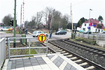 Der Landkreis plant eine Alternative für den beschrankten Bahnübergang in Lunestedt. Dem CDU-Politiker Claus Götjen, der einen Tunnel favorisiert, geht es nicht schnell genug. 