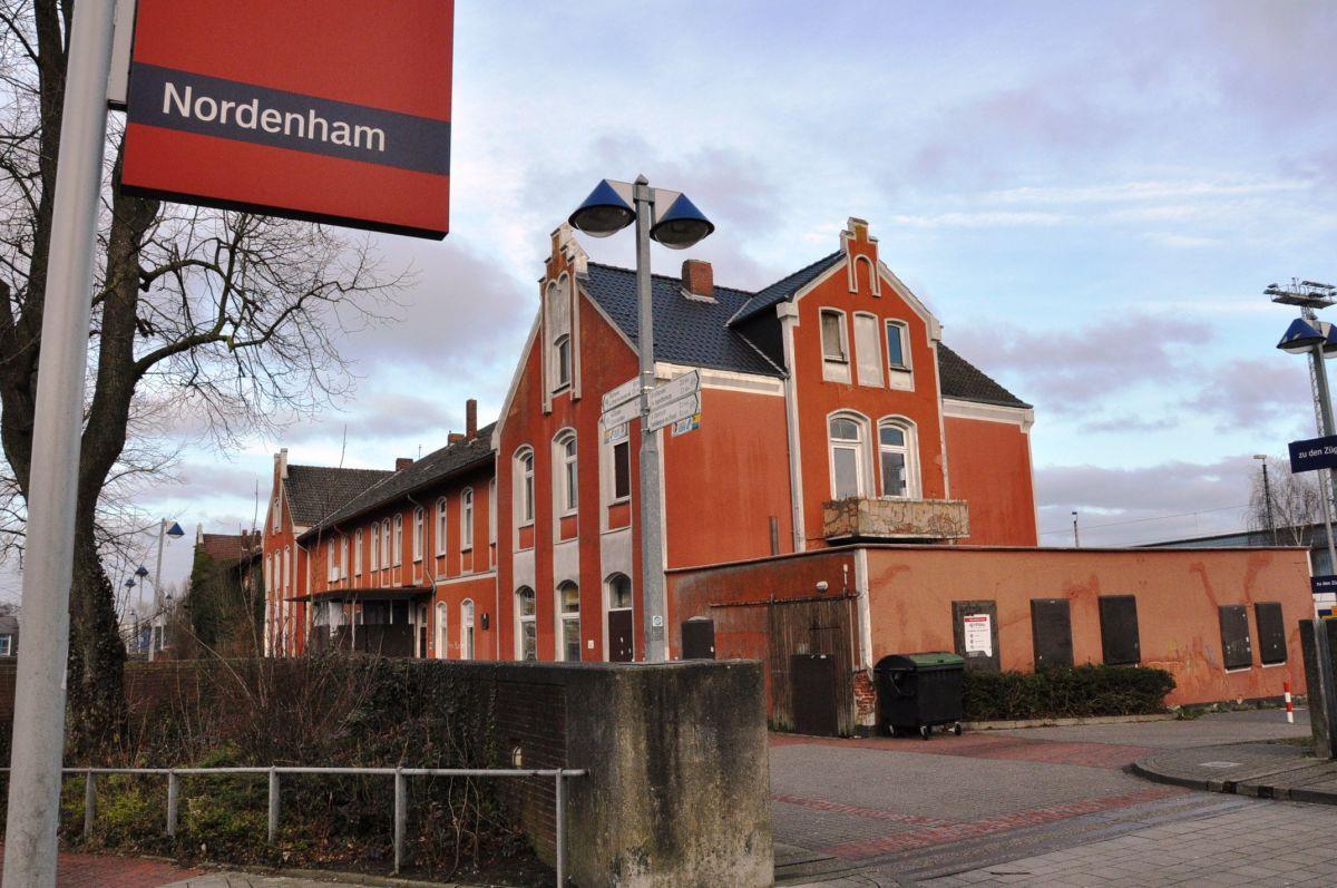 Der Landkreis Wesermarsch stellt 2 Millionen Euro bereit für den Umbau des Nordenhamer Bahnhofs zum neuen Domizil der Kreisvolkshochschule. Weiteres Geld soll über Zuschüsse reinkommen.