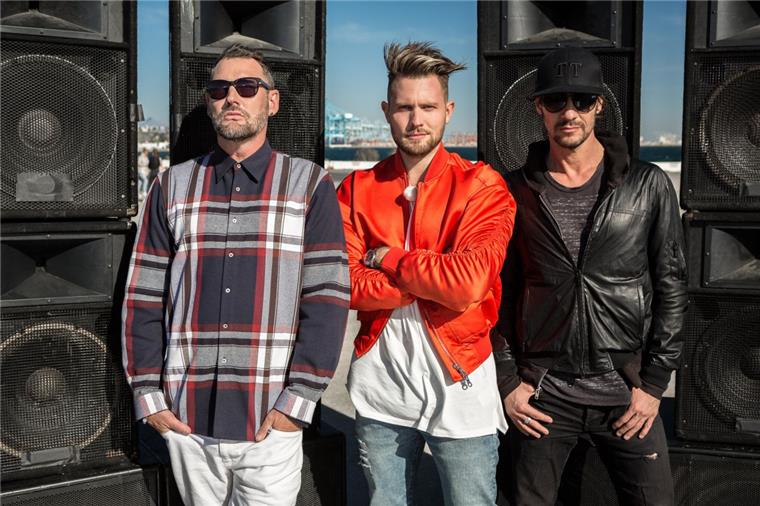 GNTM: Langener Dennis Jauch bringt Heidis Models das Tanzen bei Der Langener Tanzchoreograf Dennis Jauch umringt von den GNTM-Juroren Michael Michalsky (links) und Thomas Hayo.