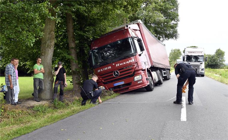 Der Laster ist in den Graben gefahren.