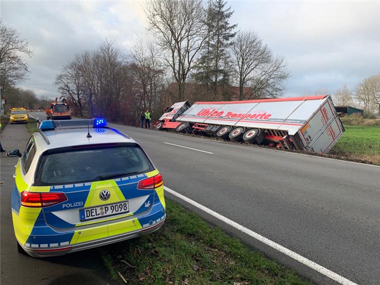 Vollsperrung nötig: Soja-Laster landet im Straßengraben der B211 Der Laster kam aus noch unbekannter Ursache bei Popkenhöge von der Straße ab.