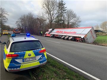 Der Laster kam aus noch unbekannter Ursache bei Popkenhöge von der Straße ab. 