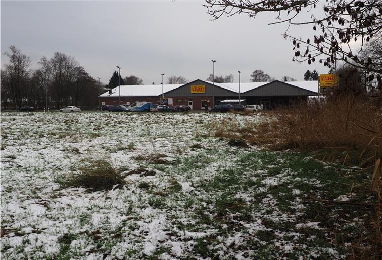 Der Lebensmitteldiscounter Netto möchte in Rodenkirchen auf dieser Fläche nördlich vom aktuellen Markt eine neue Immobilie bauen. Der bestehende Markt soll vermietet werden.