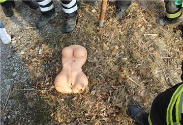 HANDOUT - 09.02.2025, Niedersachsen, Hohenhameln: Ein aus dem Mittellandkanal geborgenes Sexspielzeug liegt zwischen Feuerwehrkräften. Ein Torso im Mittellandkanal hat am Sonntagnachmittag für einen besonderen Feuerwehreinsatz gesorgt. Der leblose Körper entpuppte sich aber schnell Sexspielzeug. Foto: Sebastian Haupt/Feuerwehr Hohenhameln/dpa - ACHTUNG: Nur zur redaktionellen Verwendung im Zusammenhang mit der aktuellen Berichterstattung und nur mit vollständiger Nennung des vorstehenden Credits