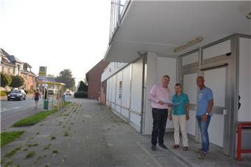 Der Leerstand an der Ziegeleistraße ist bald Geschichte (von links): DRK-Kreisgeschäftsführer Henning Dageförde freut sich, dass Sigrid Loepericht, Leiterin der Jugendhilfestation, und Andreas Gerken, Chef der DRK-Wohnstätten, ab März 2017 unter einem Dach arbeiten werden.