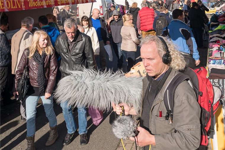 Bremerhaven für die Ohren Der Leher Musiker und Komponist Jens Carstensen sammelt Töne auf dem Flohmarkt Rotersand. Foto Adebahr