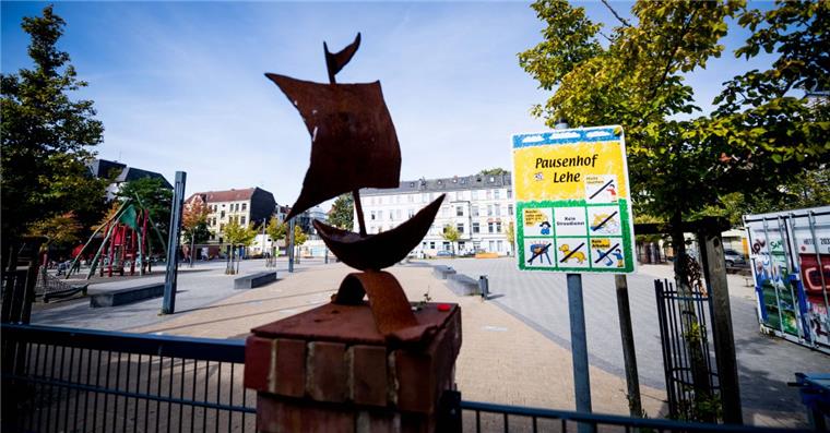 Der Leher Pausenhof an der Ecke Uhland-/Potsdamer Straße wurde 2011 dort errichtet, wo bis 2006 die alte Deichschule stand. 