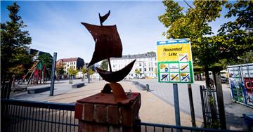 Der Leher Pausenhof an der Ecke Uhland-/Potsdamer Straße wurde 2011 dort errichtet, wo bis 2006 die alte Deichschule stand. 