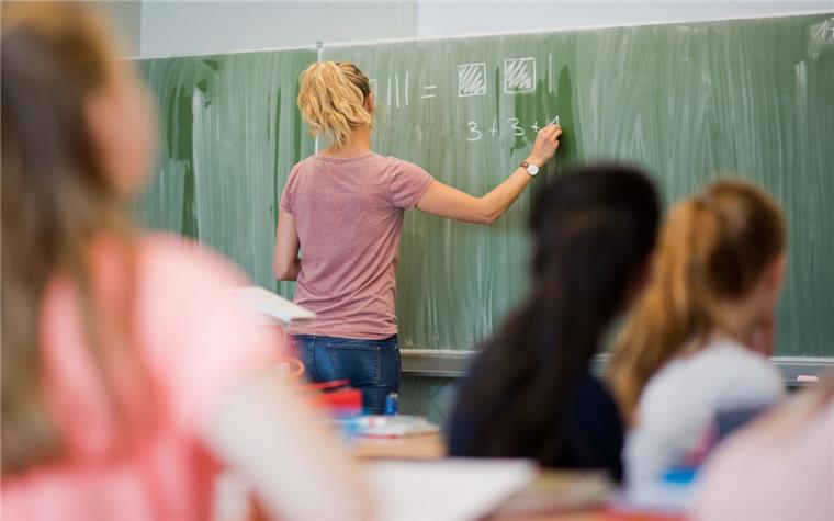 Stadt lockt an die Schultafel: Stipendien für Lehramtsstudenten Der Lehrermangel wird immer dramatischer: Derzeit sind 40 Lehrerstellen in Bremerhaven unbesetzt.