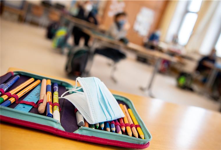Lehrerverband: Impfung von Lehrern an allen Schulen Der Ersatz-Mundschutz einer Schülerin liegt während des Unterrichts in einer vierten Klasse einer Grundschule auf dem Federmäppchen der Schülerin.