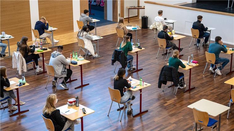 Der Lehrerverband warnt vor einer Noteninflation durch zu viele Einser-Abis. (Symbolbild)