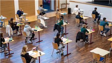Der Lehrerverband warnt vor einer Noteninflation durch zu viele Einser-Abis. (Symbolbild)