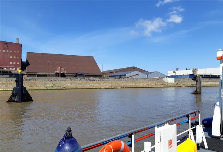 Auf der Unterweser gleich zwei Schiffskollisionen Der Leinensteg der Firma Stührenberg ist auf einer Strecke von 40 Metern zerstört.