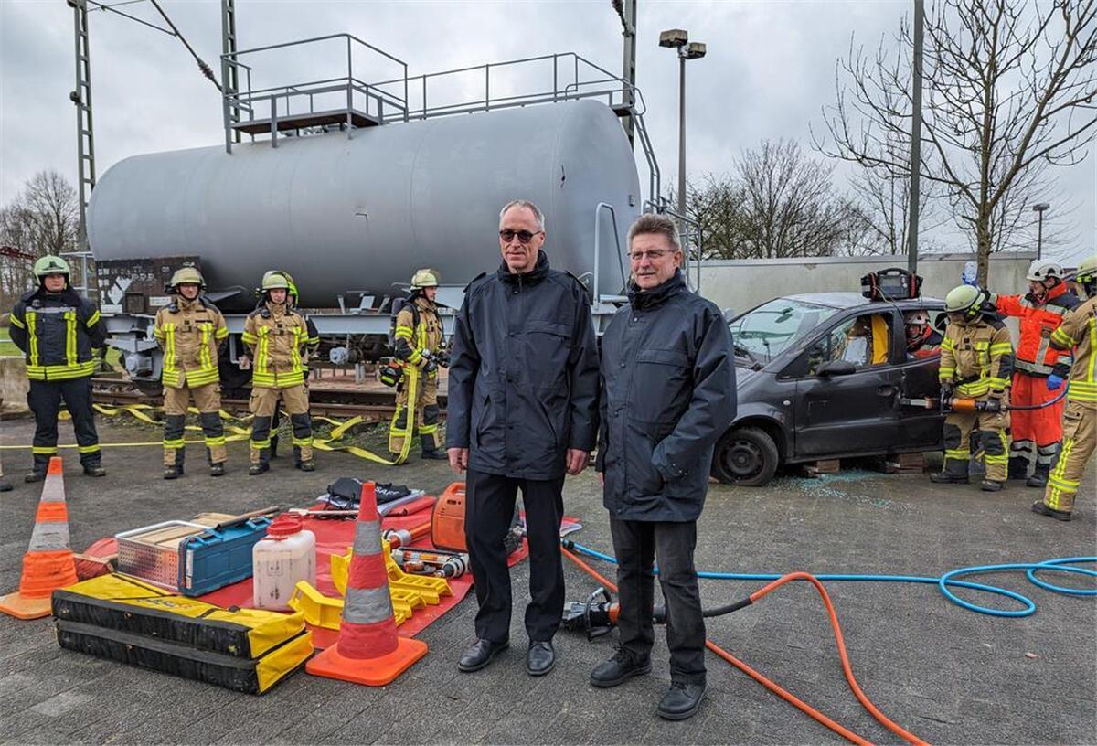 Feuerwehr steht vor Herausforderungen: So war das Jahr 2023 Der Leiter der Feuerwehr Jens Cordes (l) und der zuständige Dezernent, Peter Skusa.